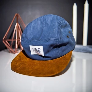  - Säljer en T.W.O. Face London 5-panel keps i väldigt bra skick.
Använd ett fåtal gånger, men säljer den då den numera ligger i en låda. 
Kan skickas mot frakt.