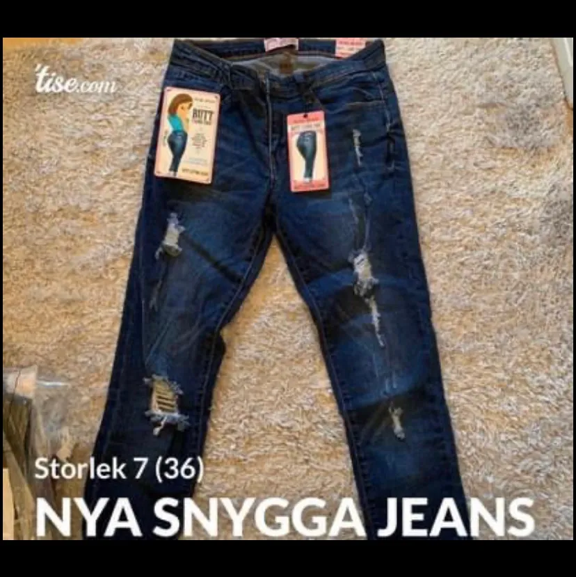 Helt nya jeans, aldrig använda. Säljs då jag fick hem dubbletter. . Jeans & Byxor.