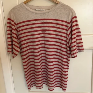 Acne t-shirt strl S - Den är knappt använd en ända gång. Den är väldigt stor i storleken och sitter därför väldigt overzized för de som vanligtvis har strl S. Kostade 750 kr ny.