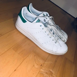 Adidas stan Smith original  - Säljer dessa skor, inte direkt i nyskick men inte överdrivet använda, däremot har dem fått en grop typ i sulan som man kan se på bilden men inget man märker av! Finns även lite creases men inga stora eller extrema! Köparen betalar frakt eller så möts man upp i Malmö!