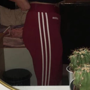 Adidas byxor  - Fina adidas byxor i rött, bra til träning och sitter jätte fint, pris kan diskuteras och kom privat för frågor, (köparen står för frakten)💕