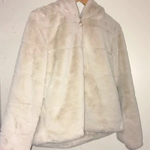 Super mjuk jacka - En super Nhuck jacka från only köpt för 600kr säljer för 200kr💕 priset kan diskuteras för behöver pengar:))( köparen står för frakten💕