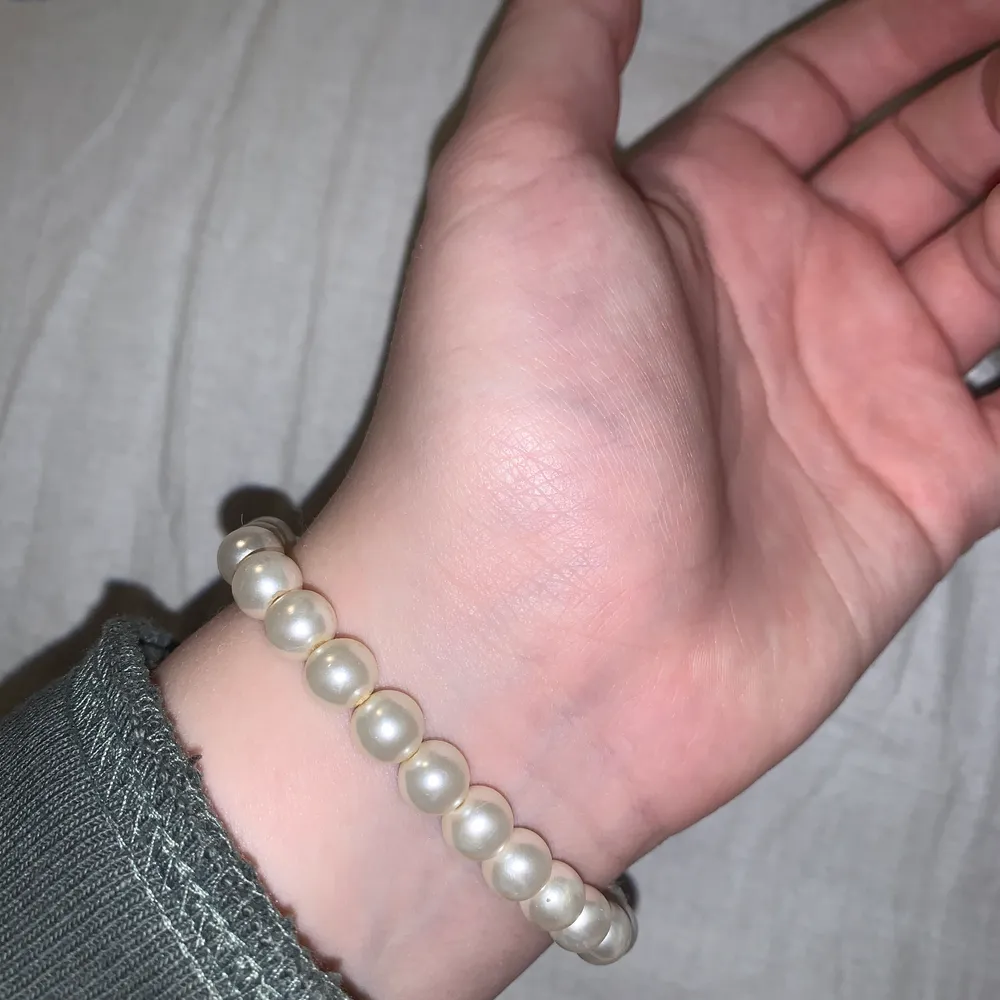 Vanligt pärlarmband med vita pärlor (ej äkta) 💎 det är elastiskt så man får det över handen. Priset är utan frakt och jag samfraktar gärna med andra smycken 💝. Accessoarer.
