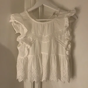 Blus från Zara - Söt blus från Zara. Endast använd en gång. Köparen står för frakt.