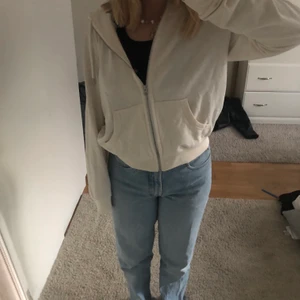 Vit munkjacka - Säljer min jättefina munkjacka från hm 🥳🥳 Tröjan är nästintill oanvänd och är i ett bra skick🤩🦋