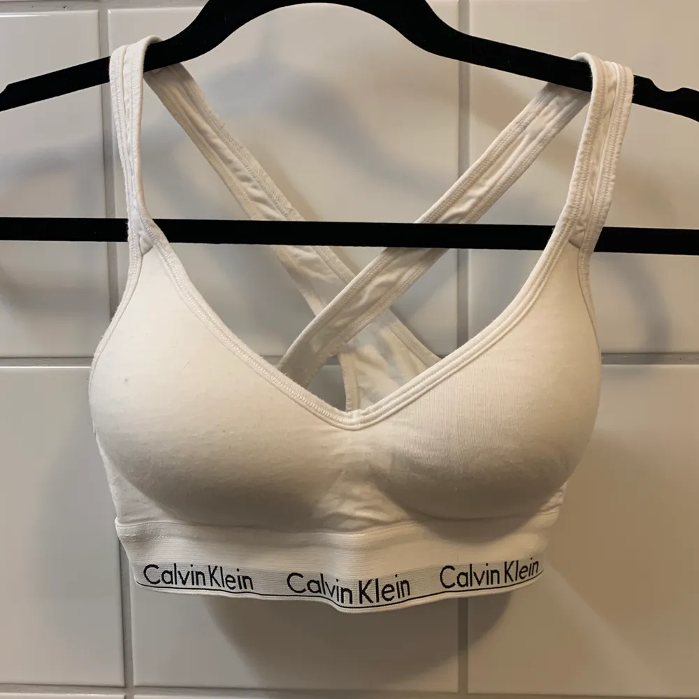 Säljer en ck topp (Bralette Lift) i storlek S då den är för liten för mig! Korsad i ryggen. Endast testad. Nypris 399kr, säljes för 250kr! Köparen står för frakten!. Övrigt.