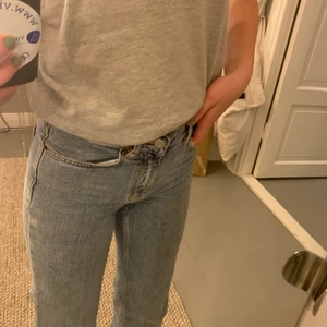 Carin Wester Jeans - Säljer nu mina oanvända Carin Wester jeans❤️ dom är ankellånga och vida, passar mig som är 166cm och borde passa kortare❤️ storlek 34