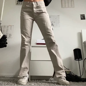 Levis Jeans - Beiga jeans med slits från Levis som jag har köpt här på Plick och som är helt oanvända! Tjejen på bilden är 1.74 cm och dom sitter as snyggt på henne. W= 32 men dom funkar bra på mig som brukar ha 26/27. (Står ej för postens slarv eller fraktkostnaden)