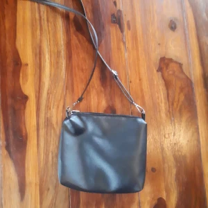 Mindre handväska - Mindre handväska från shein, ej äkta läder. 100 kr, fri frakt. Kommer att skickas från ett hem med djur. Om köparen vill ha spårningsbart paket så står köparen för det.