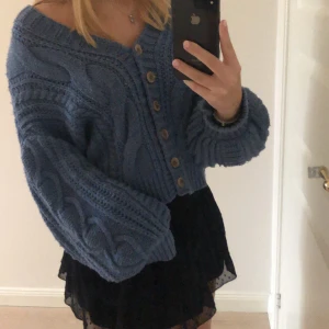 Blå kofta - Riktigt härlig blå kofta! Passa till mycket och så skön till vintern🙏🏽👌🏽💕färgen syns bäst på den sista bilden! Fråga gärna om du undrar något ! Priset kan diskuteras!