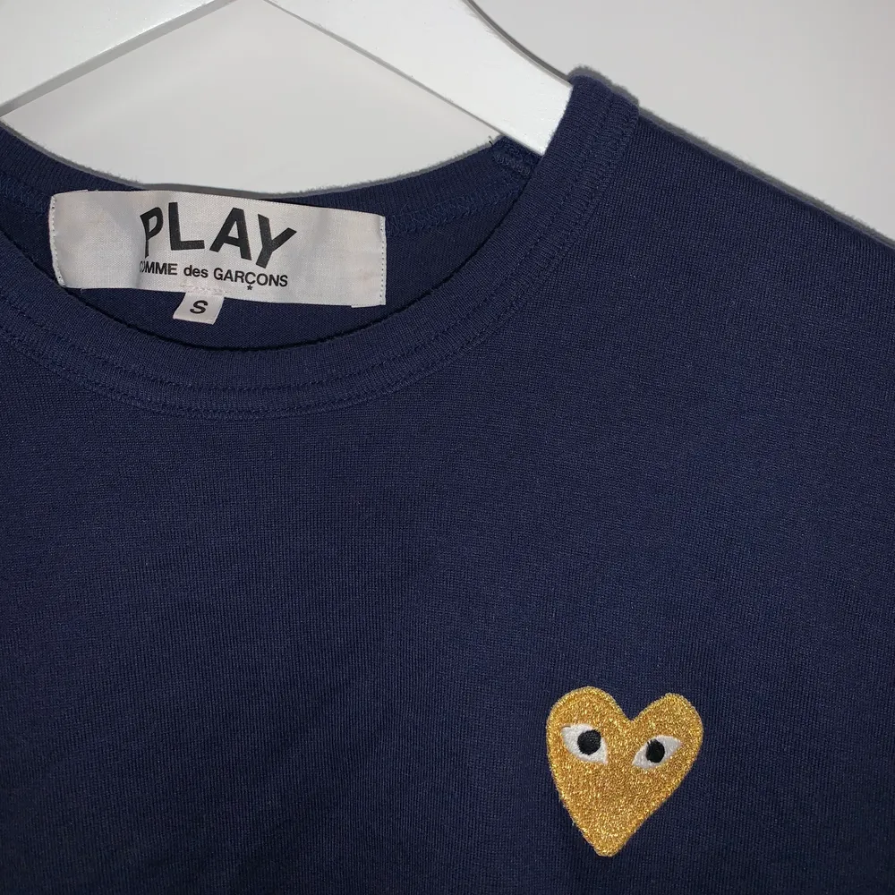 mörkblå t-shirt från commes des garcons i storlek s. knappt använd och köpt på nk 💕 köpare står för frakt💕. T-shirts.