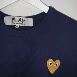 mörkblå t-shirt från commes des garcons i storlek s. knappt använd och köpt på nk 💕 köpare står för frakt💕