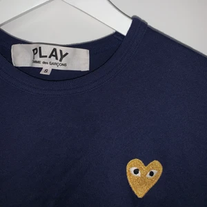 cdg tröja - mörkblå t-shirt från commes des garcons i storlek s. knappt använd och köpt på nk 💕 köpare står för frakt💕