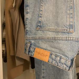 Säljer dessa sjukt snygga momjeans som heter ”Kimomo mid blue jeans” från Monki i storlek W30. Jättebra skick och köpta för 400kr. Säljes då de är för små för mig. Säljer för 100 + frakt.
