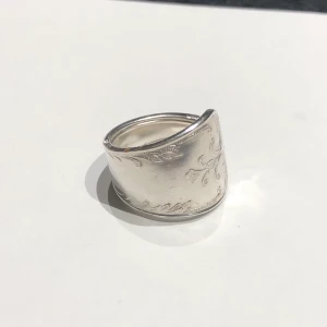 Ringar - Jag gör handgjorda ringar och dom här är gjorda av nysilver. Dom är justeringsbara det är bara att ta en tång och göra dom större eller mindre:) 70kr/st och gratis frakt:) Man betalar med Swish :)