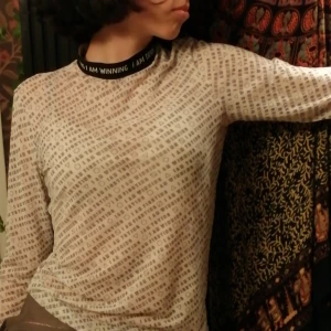 Vit mesh - Vit mesh med tryck från Monki. Står "I am trying. I am winning. I am fighting." i svart. Fin att ha till vardagen och fest. Svart krage. Inget slitage🖤🤍