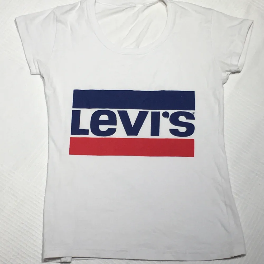 En fejk Levis t-shirt säljer den för att den är för liten(som man kanske ser på bilden) köparen står för frakt 💞. T-shirts.