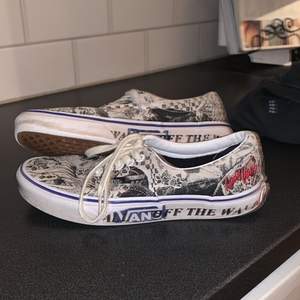 Sjukt Snygga Lady Vans skor, köpta förra Hösten på Vans butiken men är slutsålda🤍 ganska använda (bild 3) tvättas såklart innan, skicka för fler bilder😜