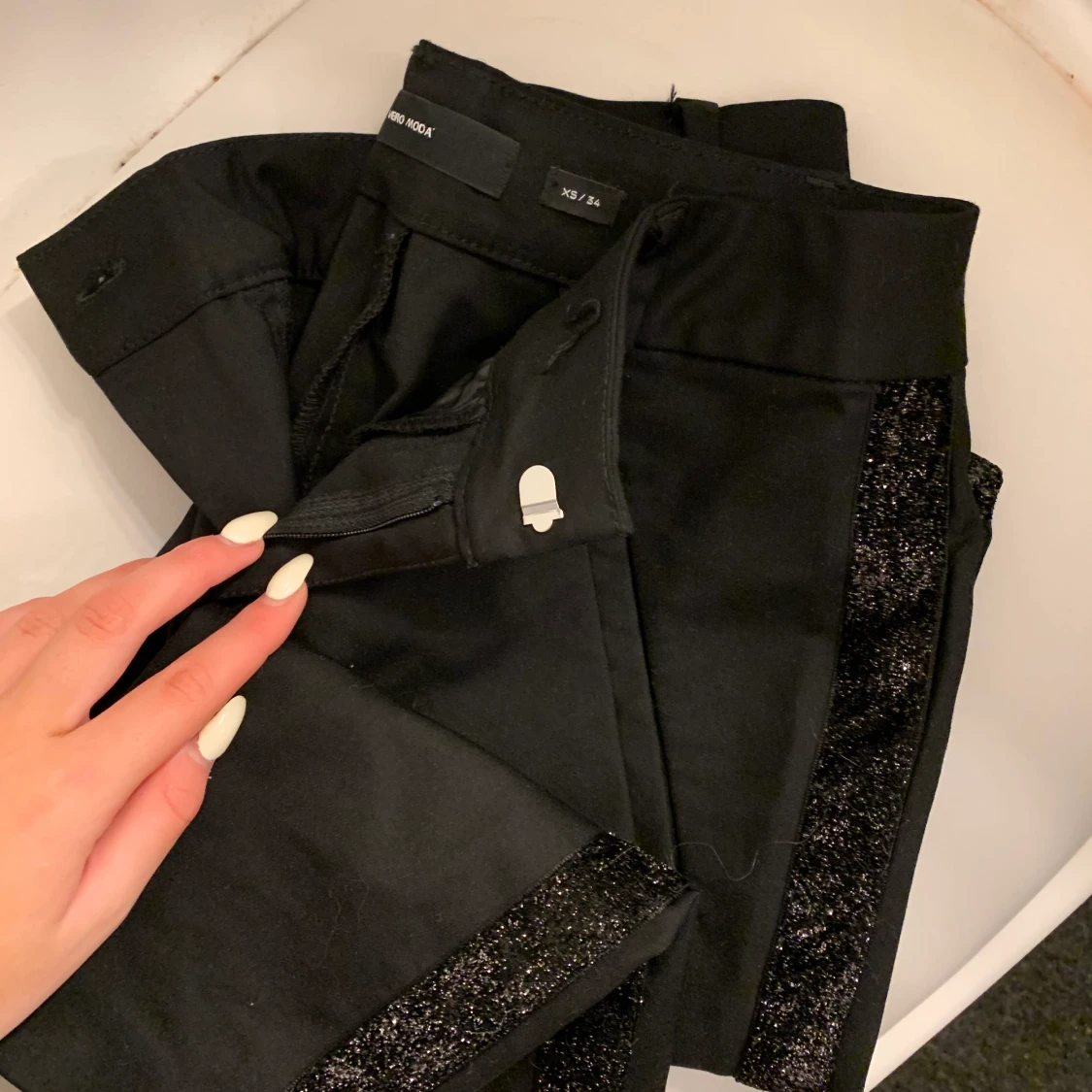 Glittriga kostymbyxor 