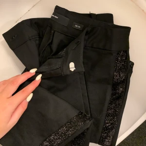 Glittriga kostymbyxor  - Skriv för mer info