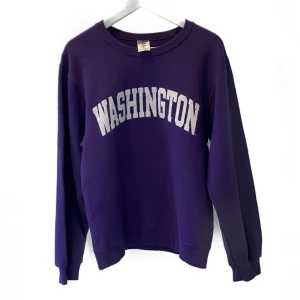 Lila vintage sweater med vitt tryck  - Lila vintage sweater med vitt tryck ⚡️ bud från 450 i kommentarerna, säljes direkt för 600 + frakt ⚡️