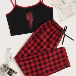 Coolt pyjamasset  - Säljer detta helt oanvända pyjamasset. Det är supercoolt och snyggt. Passar folk från XS-S. Hör av er vid intresse eller flera frågor🥰🥰(linnet är sålt så endast byxorna finns kvar)