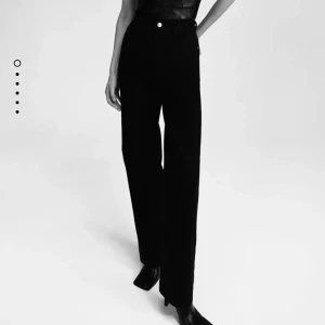 Straight Jeans  - Raka svarta jeans frpn Zara. Helt oanvända! Storlek 36 (sitter som mellan 34 och 36)❤️
