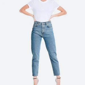 Mom jeans  - Säljer dessa jättefina mom jeans från Bikbok, ord pris 599 kr men säljer för 75 kr. Storlek M men mer som S.