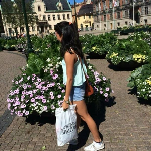 Linne hollister - Jättefint linne från hollister. Färgen är lite missvisande på de två sista bilderna. Tunt och skönt material! Öppen i ryggen. Paljetter vid kragen men väldigt diskret