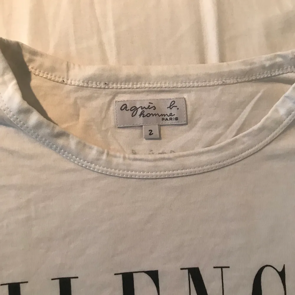 Size 2 (equivalent to size M), great condition, bought in Paris. T-shirts.