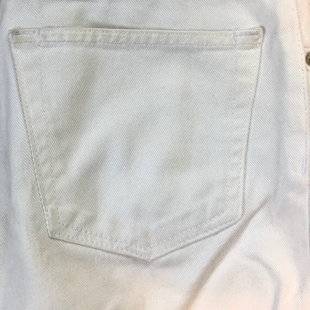 Pruta/buda! Vita utsvängda jeans med hög midja och knappar, från Anine Bings samarbete med Gina Tricot. Så snygga men lite små i storleken. Fransiga nertill som man ser på första bilden. Tittar man noga ser man att sömmen i hörnet på bakfickorna har blivit lite grå (sista bilden), annars är de i toppenskick och använda få gånger :). Jeans & Byxor.