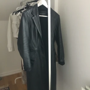 Skinnkappa 90-tal - Skitsnygg kappa i äkta skinn