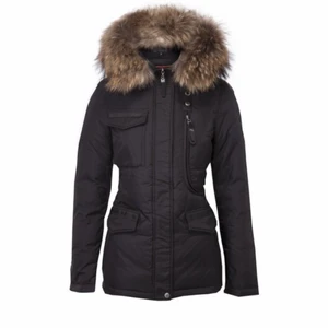 Hollies jacka - Säljer min hollies livigno jacka då den inte kommer till användning. Den är i storlek 42 vilket passar folk som vanligtvis brukar ha M/L. Jackan är i ett jättefint skick då den knappt har kommit till användning. Jackan köpte jag helt ny på nätet då nypriset var 4995kr, buda eller köp direkt för 3200kr, frakt som är spårbar ingår. 💖