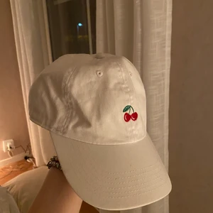 As ball keps - Skit snygg keps som inte kommer till andvändning! Inga fläckar eller liknade!💕✨VINTAGE