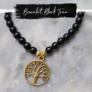 Svart armband med berlock livets träd
