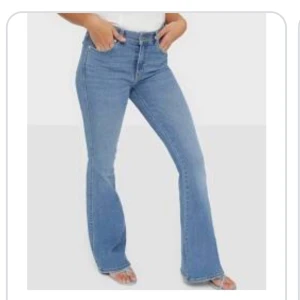Jeans  - Storlek S,ord pris 350kr men säljer för 175kr (köptare står för frakt)helt ärligt behöver jag pengar annars hade jag behållt dem❤️ kan buda upp å ner