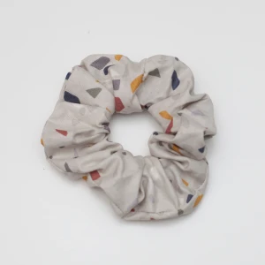 Scrunchie  - Ny och oanvänd handgjord scrunchie i bomullstyg.  Material: 100% bomull, endast handtvätt.   Notera att mönstret varierat något mellan olika exemplar då jag syr flera stycken av samma tyg, alla är dock snarlika! Färgen kan variera något från verkligheten beroende på skärminställningar. Pälsdjur och hö finns i hemmet, dock inget som kommer i direkt kontakt med produkterna.