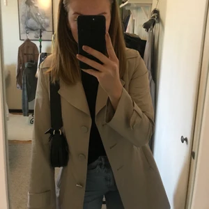 Jacka från oltre - Från märket oltre men köpt second hand. I storlek 40 men skulle säga att den passar storlek 36. Har inte kommit till användning men är i hyfsat skick, knapparna är lite ”lösa” (se knappen längst ner). 50 kr + frakt