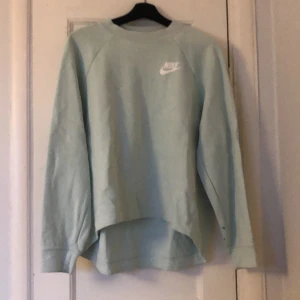 Nike sweatshirt  - Nike sweatshirt i fint skick, har dock fått lite färg på ena armen. Jag brukar ha storleken s så den sitter oversized på mig. Skriv privat för fler bilder