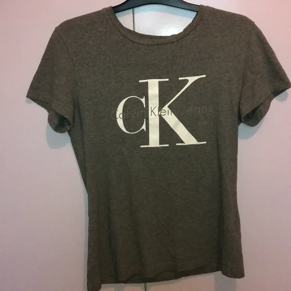 Grå Calvin Klein t-shirt i strl M. Använd ett fåtal gånger. Säljer för 130kr eller buda! Köparen står för frakten. . T-shirts.