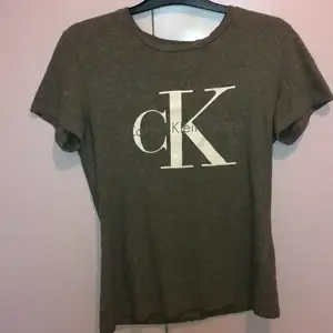 Grå Calvin Klein t-shirt i strl M. Använd ett fåtal gånger. Säljer för 130kr eller buda! Köparen står för frakten. 