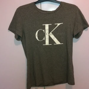 Calvin Klein t-shirt - Grå Calvin Klein t-shirt i strl M. Använd ett fåtal gånger. Säljer för 130kr eller buda! Köparen står för frakten. 