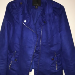  - Säljer min älskade blåa mocka jacka. Den är använd ett fåtal gånger. Superfin till fester/vardagen. Kan frakta! 
OBS! Bilden visar inte rättvis färg. Den är inte knallblå! Kan försöka fota rättvis färg vid intresse