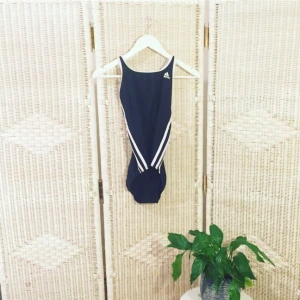  - Adidas baddräkt från förra årets modell 💯 Verkligen assnygg och clean. Jag är inte en typisk bikini tjej och för dem som inte heller förknippar sig med det är detta verkligen drömmen 👙👙👙 

FRI FRAKT 💌