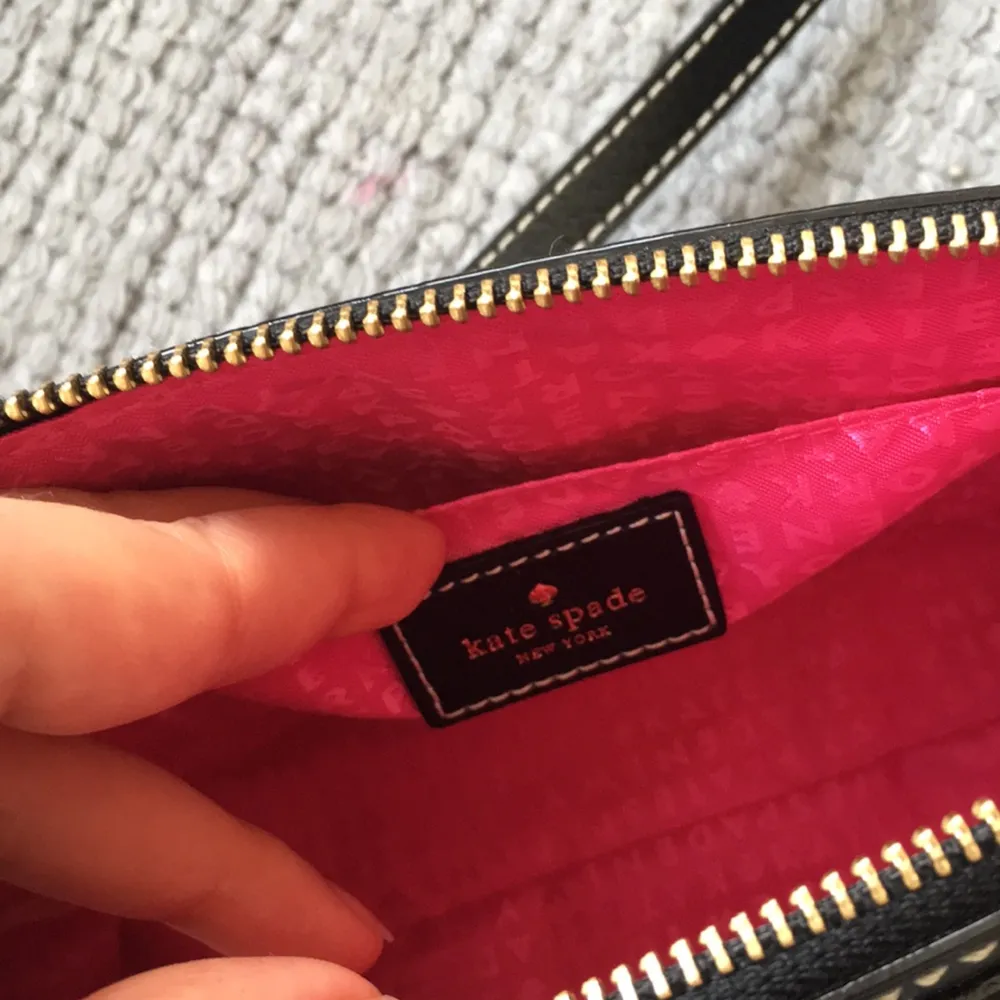 Underbar väska från Kate Spade! Aldrig använd ! 🌸 har ett fack i och superfint rosa foder 😍! Nypris 1500. Väskor.