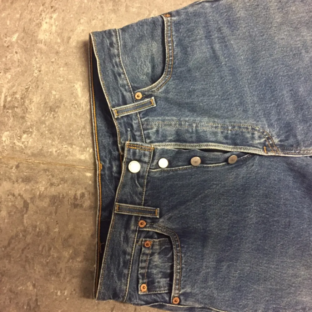 Mörka inte så använda Levis jeans från 80/90-talet. En nästan omärkbar fläck i nedre kanten. Knappar hela vägen/ingen dragkedja . Jeans & Byxor.