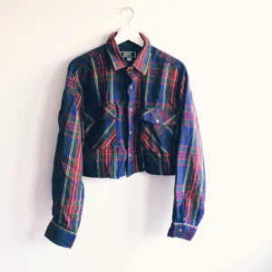  - Kortare skjorta köpt på beyond retro, aldrig använd från min sida! ⭐️