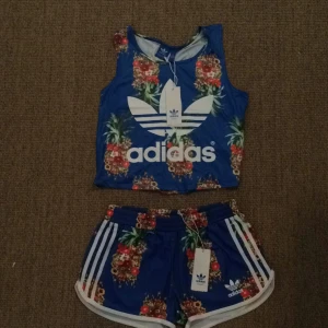  - Linne och shorts från Adidas
 (limited edition). Storleken är 38 men är väldigt liten i storleken och är mer som en 36a 