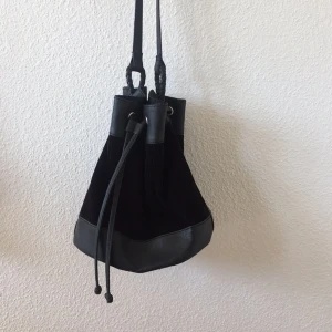  - Väska från Monki 50kr  (Finns att hämta i Sthlm) 