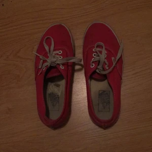  - Röda klassiska Vans i storlek 37. Lite slitningar här och var men inget som stör :) 